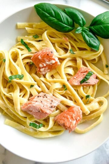 A plate of salmon alftedo.