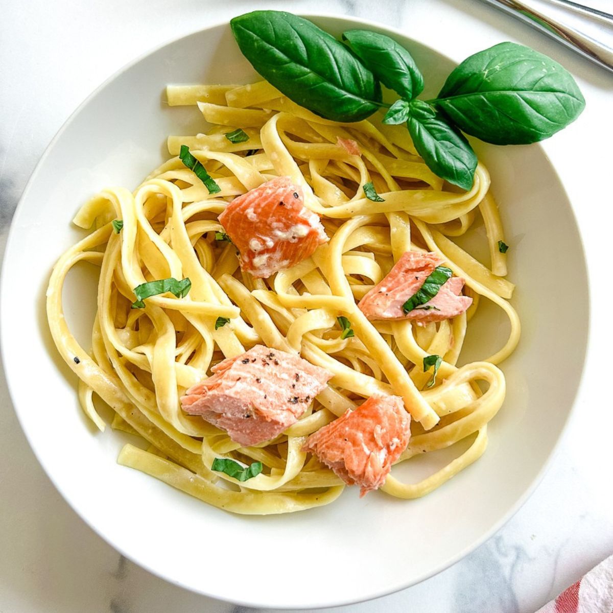 A plate of salmon alftedo.