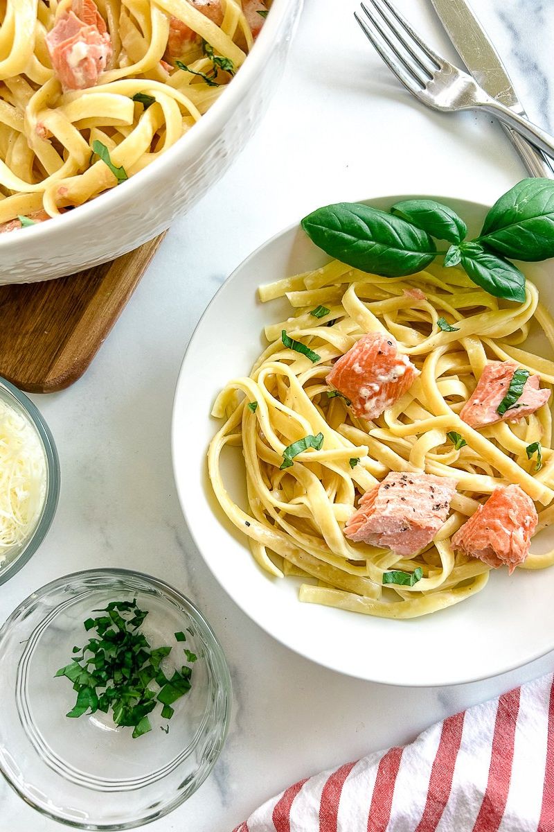 A plate of salmon alftedo.