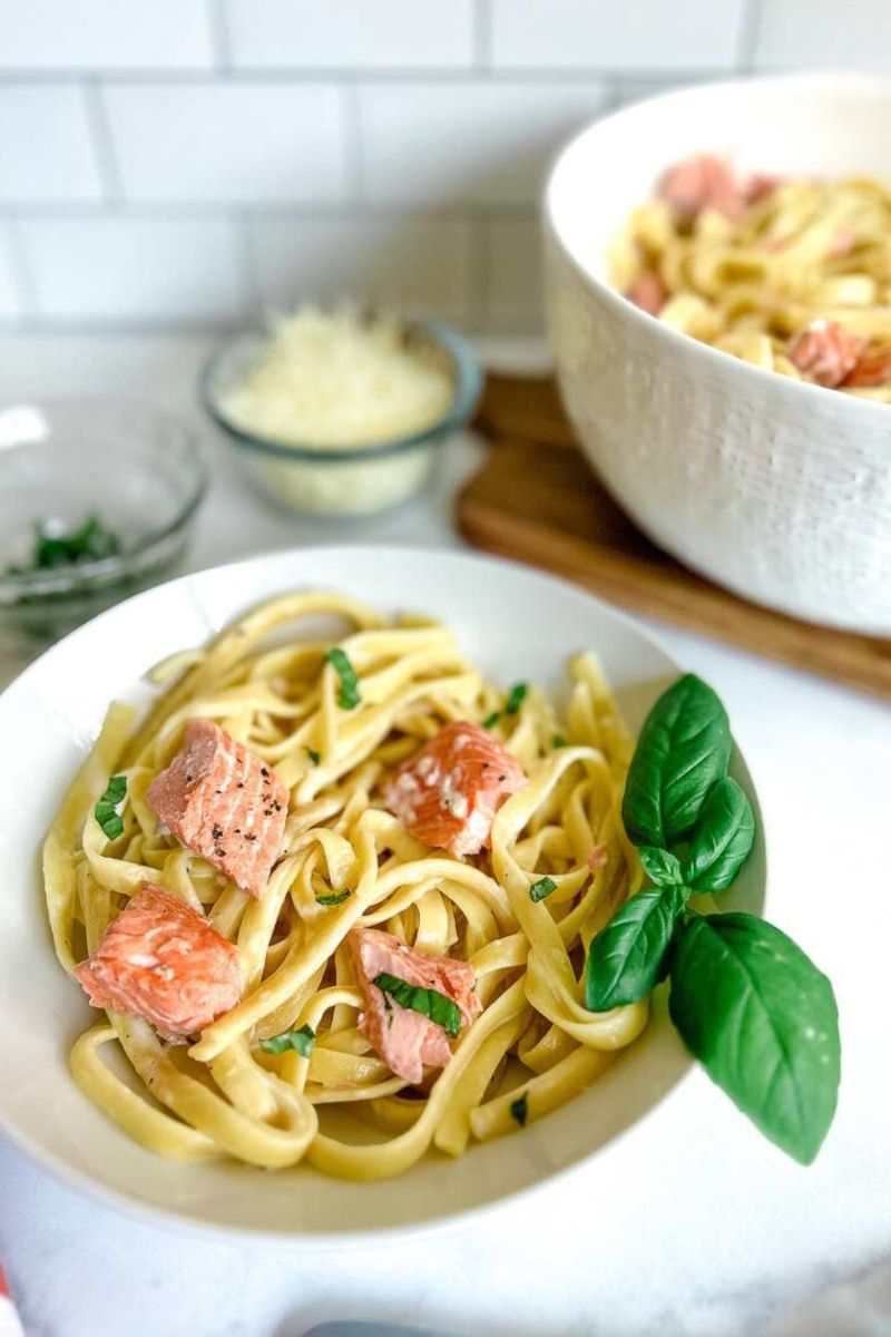 A plate of salmon alftedo.