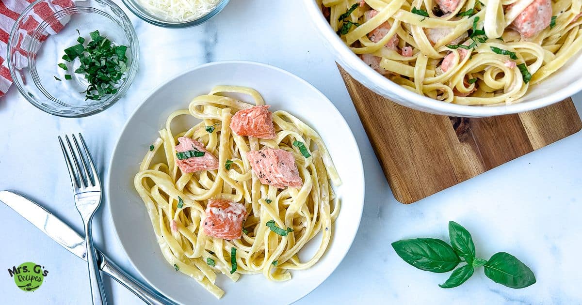 A plate of salmon alftedo.