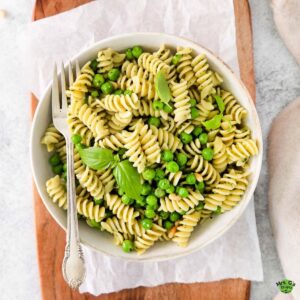 a plate of pasta and peas.