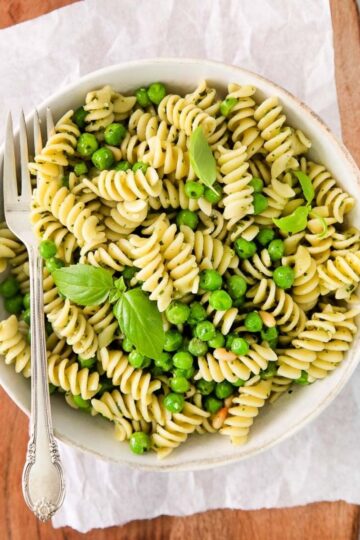 a plate of pasta and peas.